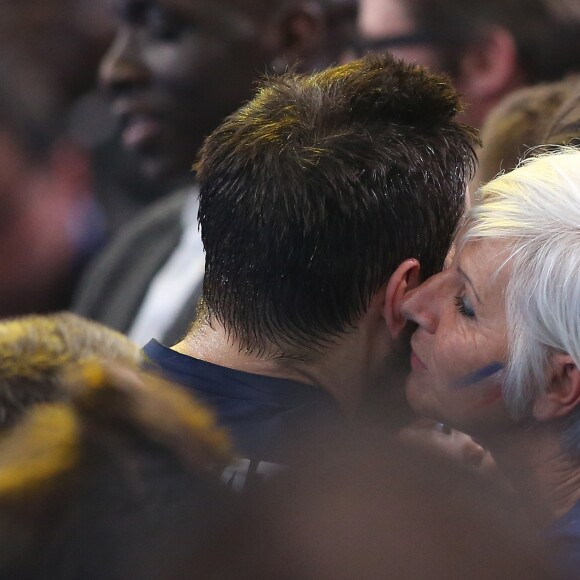 Nikola Karabatic rejoint sa mère Radmila, sa compagne Géraldine et leur fils Alek après le match de demi-finale du 25e mondial de handball, France - Slovénie, à l'AccorHotels Arena à Paris, le 26 janvier 2017.
