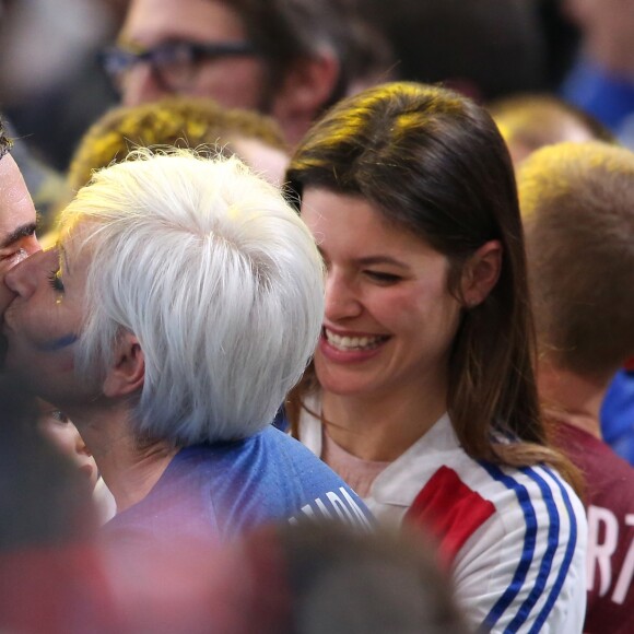 Nikola Karabatic rejoint sa mère Radmila, sa compagne Géraldine et leur fils Alek après le match de demi-finale du 25e mondial de handball, France - Slovénie, à l'AccorHotels Arena à Paris, le 26 janvier 2017.