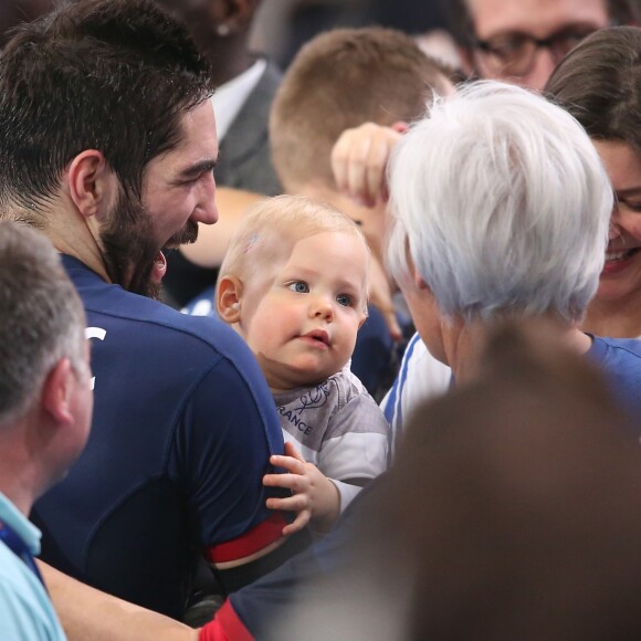 Nikola Karabatic rejoint sa mère Radmila, sa compagne Géraldine et leur fils Alek après le match de demi-finale du 25e mondial de handball, France - Slovénie, à l'AccorHotels Arena à Paris, le 26 janvier 2017.