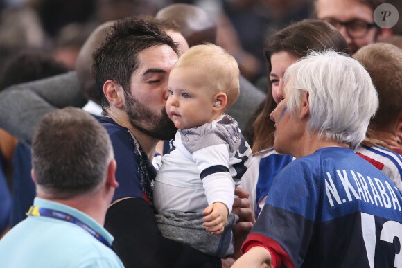 Nikola Karabatic rejoint sa mère Radmila, sa compagne Géraldine et leur fils Alek après le match de demi-finale du 25e mondial de handball, France - Slovénie, à l'AccorHotels Arena à Paris, le 26 janvier 2017.