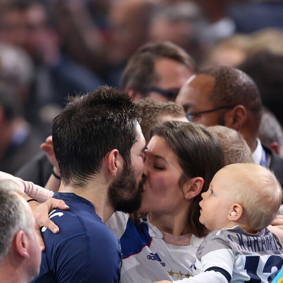 Nikola Karabatic rejoint sa mère Radmila, sa compagne Géraldine et leur fils Alek après le match de demi-finale du 25e mondial de handball, France - Slovénie, à l'AccorHotels Arena à Paris, le 26 janvier 2017.