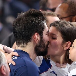 Nikola Karabatic rejoint sa mère Radmila, sa compagne Géraldine et leur fils Alek après le match de demi-finale du 25e mondial de handball, France - Slovénie, à l'AccorHotels Arena à Paris, le 26 janvier 2017.