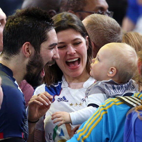 Nikola Karabatic rejoint sa mère Radmila, sa compagne Géraldine et leur fils Alek après le match de demi-finale du 25e mondial de handball, France - Slovénie, à l'AccorHotels Arena à Paris, le 26 janvier 2017.