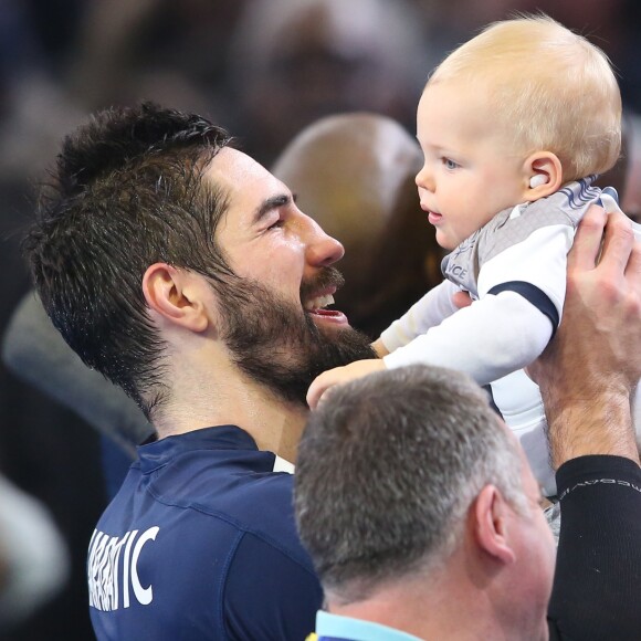 Nikola Karabatic rejoint sa mère Radmila, sa compagne Géraldine et leur fils Alek après le match de demi-finale du 25e mondial de handball, France - Slovénie, à l'AccorHotels Arena à Paris, le 26 janvier 2017.