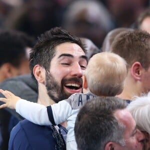 Nikola Karabatic rejoint sa mère Radmila, sa compagne Géraldine et leur fils Alek après le match de demi-finale du 25e mondial de handball, France - Slovénie, à l'AccorHotels Arena à Paris, le 26 janvier 2017.