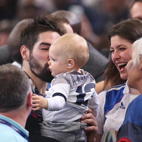 Nikola Karabatic rejoint sa mère Radmila, sa compagne Géraldine et leur fils Alek après le match de demi-finale du 25e mondial de handball, France - Slovénie, à l'AccorHotels Arena à Paris, le 26 janvier 2017.