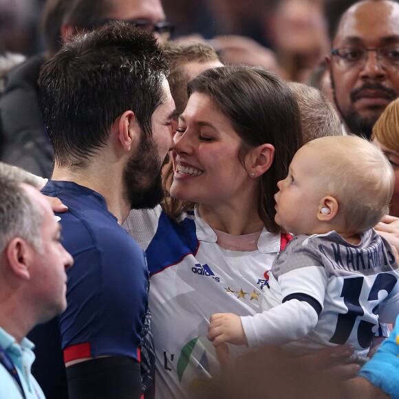 Nikola Karabatic rejoint sa mère Radmila, sa compagne Géraldine et leur fils Alek après le match de demi-finale du 25e mondial de handball, France - Slovénie, à l'AccorHotels Arena à Paris, le 26 janvier 2017.