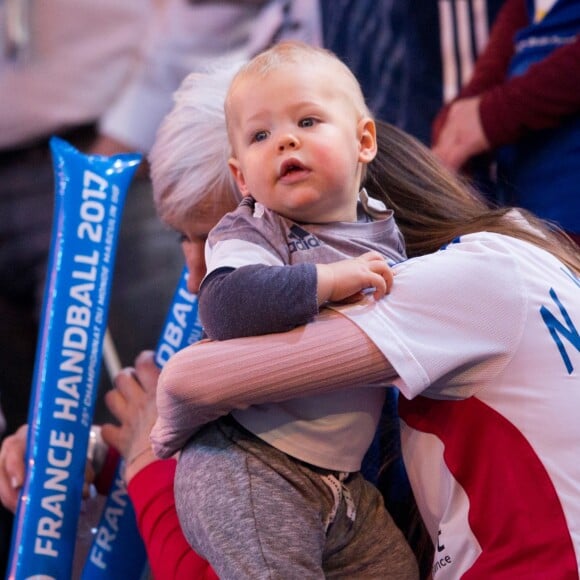 Radmila mère de Nikola Karabatic, sa compagne Géraldine Pillet et leur fils Alek lors du match de demi-finale du 25th mondial de handball, France - Slovénie à l'AccorHotels Arena à Paris, , le 26 janvier 2017.