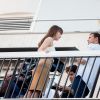 Dakota Johnson et Jamie Dornan sur le balcon d'un immeuble dans le 16ème arrondissement pour le tournage "50 nuances plus sombres", ils s'embrassent à Paris, France le 19 juillet 2016.