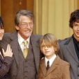  John Hurt en famille lors de la remise de ses insignes de commandeur dans l'ordre de l'empire britannique le 9 décembre 2004, avec sa compagne Anwen et ses fils Alexander (14 ans) et Nicholas (11 ans), issus de son troisième mariage. 