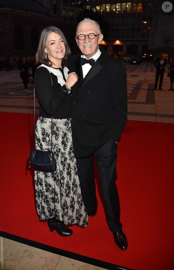 John Hurt et sa femme Anwen Rees-Myers - Cérémonie de remise des prix "Man Booker Prize for Fiction" à Londres. Le 13 octobre 2015