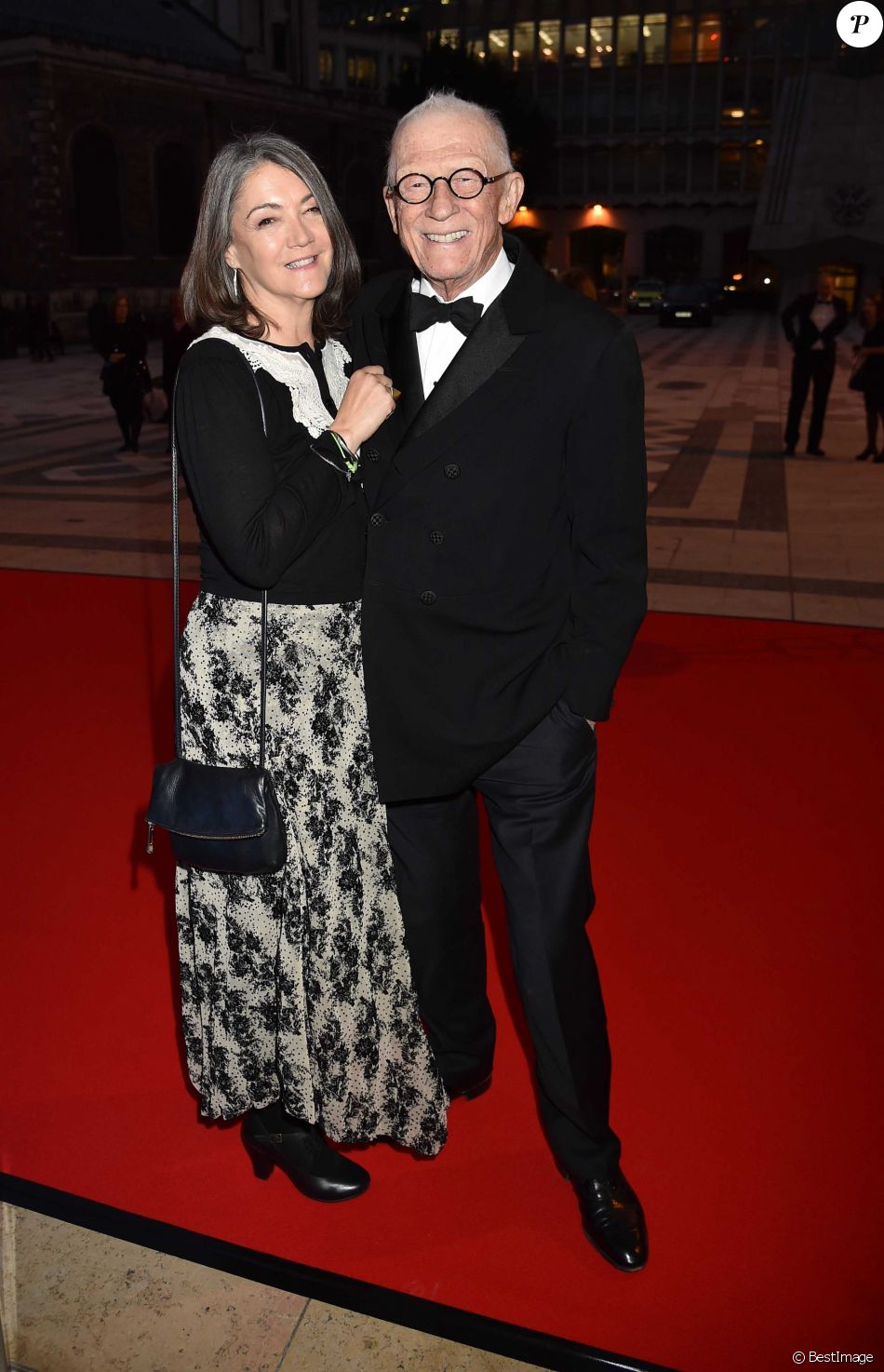 John Hurt et sa femme Anwen Rees-Myers - Cérémonie de remise des prix &quot;Man Booker Prize for Fiction&quot; à Londres. Le 13 octobre 2015