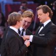 John Hurt se fait parfaire son look par Colin Firth sous l'oeil de Benedict Cumberbatch lors de la présentation à la mostra de Venise en septembre 2011 du film Tinker, Tailor, Soldier, Spy (La Taupe).
