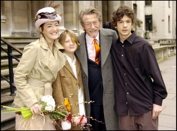 Exclusif - John Hurt, avec ses fils Nicholas et Alexander, et Anwen Rees-Myers lors de leur mariage à Westminster, Londres, en février 2005.