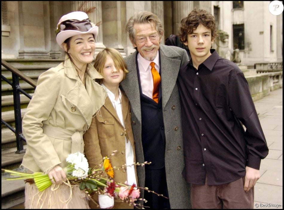 Exclusif - John Hurt, avec ses fils Nicholas et Alexander, et Anwen Rees-Myers lors de leur mariage à Westminster, Londres, en février 2005.
