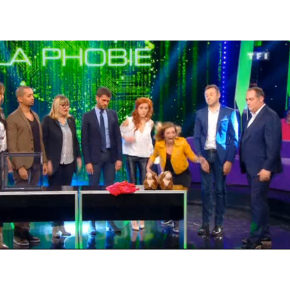 Priscilla terrorisée par une paire de pantoufles dans "Stars sous hypnose" sur TF1 le 28 janvier 2017.