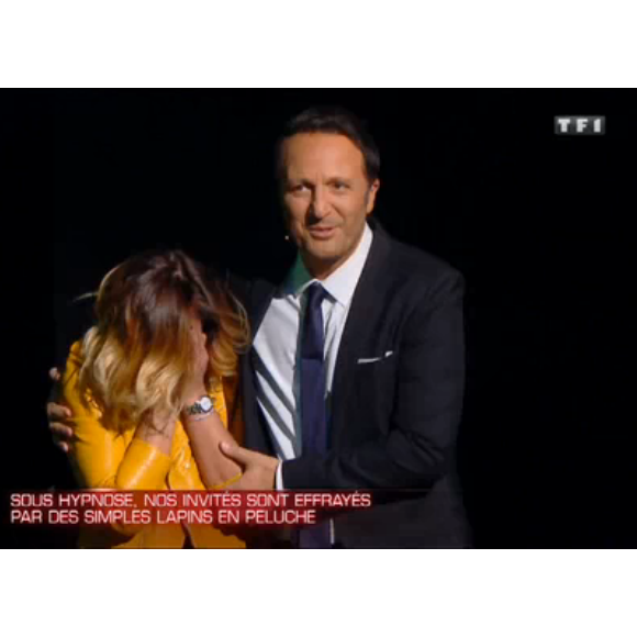 Priscilla terrifiée par une paire de pantoufles dans "Stars sous hypnose" sur TF1 le 28 janvier 2017.