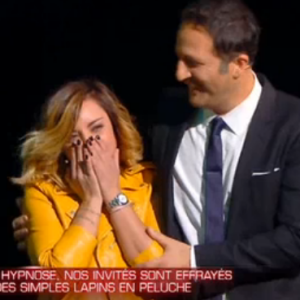 Priscilla terrifiée par une paire de pantoufles dans "Stars sous hypnose" sur TF1 le 28 janvier 2017. Ici avec Arthur.