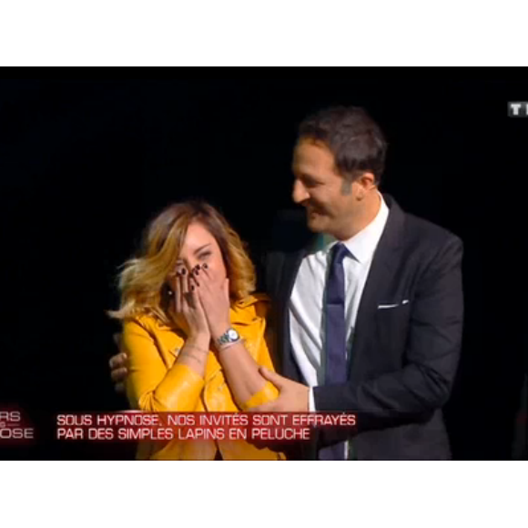 Priscilla terrifiée par une paire de pantoufles dans "Stars sous hypnose" sur TF1 le 28 janvier 2017. Ici avec Arthur.