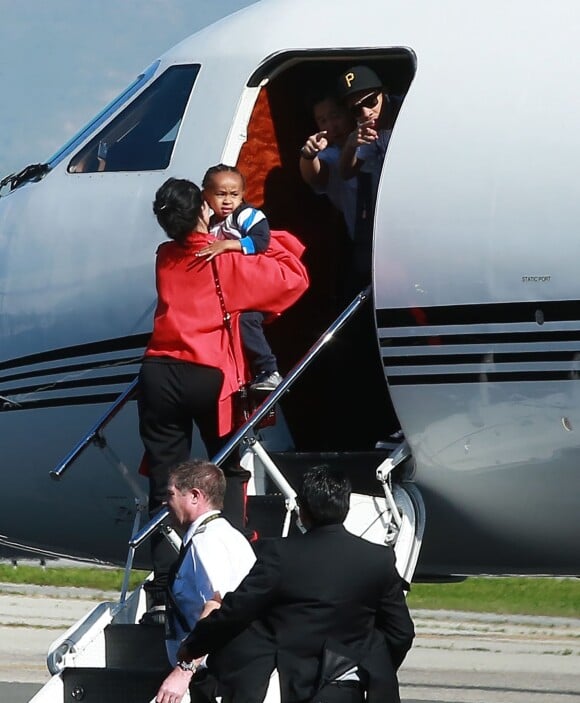 Tyga avec son fils King Cairo et sa compagne Kylie Jenner - La famille Kardashian prend un jet privé à Van Nuys, le 26 janvier 2017.