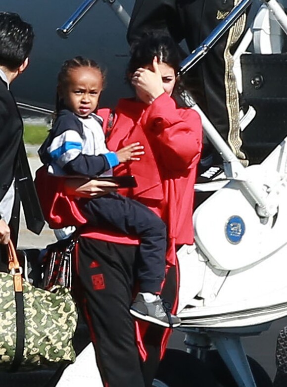 Kylie Jenner et King Cairo - La famille Kardashian prend un jet privé à Van Nuys, le 26 janvier 2017.