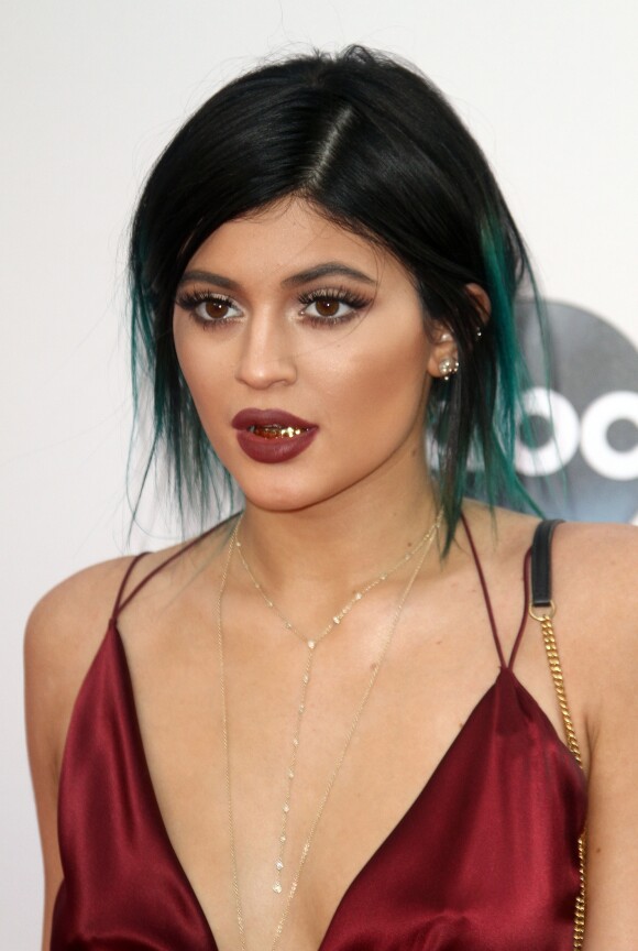Kylie Jenner portant des dents en or lors des "American Music Awards" à Los Angeles le 23 novembre 2014. 