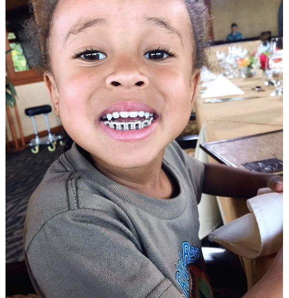 King Cairo (4 ans), le fils de Blac Chyna et Tyga, prenant la pose avec des grillz aux dents au Costa Rica le 29 janvier 2017