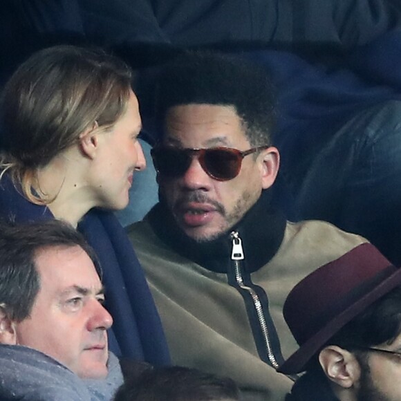 JoeyStarr accompagné d'une amie au match de ligue 1 Paris Saint-Germain (PSG) - AS Monaco (1-1) au Parc des Princes à Paris, le 29 janvier 2017.