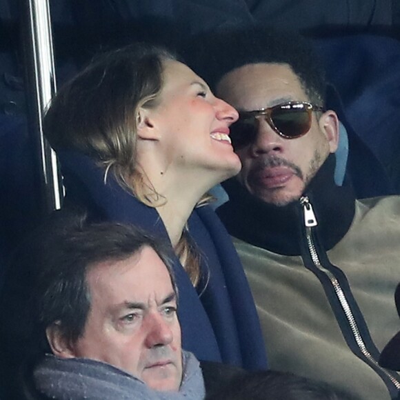 JoeyStarr accompagné d'une amie au match de ligue 1 Paris Saint-Germain (PSG) - AS Monaco (1-1) au Parc des Princes à Paris, le 29 janvier 2017.