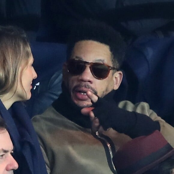 JoeyStarr accompagné d'une amie au match de ligue 1 Paris Saint-Germain (PSG) - AS Monaco (1-1) au Parc des Princes à Paris, le 29 janvier 2017.