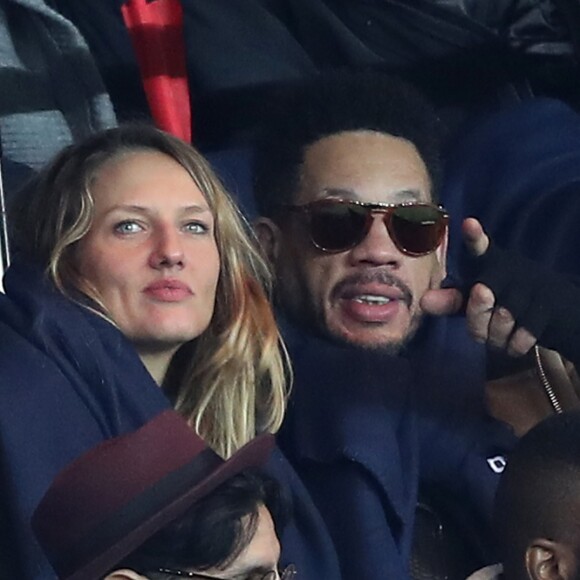 JoeyStarr accompagné d'une amie au match de ligue 1 Paris Saint-Germain (PSG) - AS Monaco (1-1) au Parc des Princes à Paris, le 29 janvier 2017.