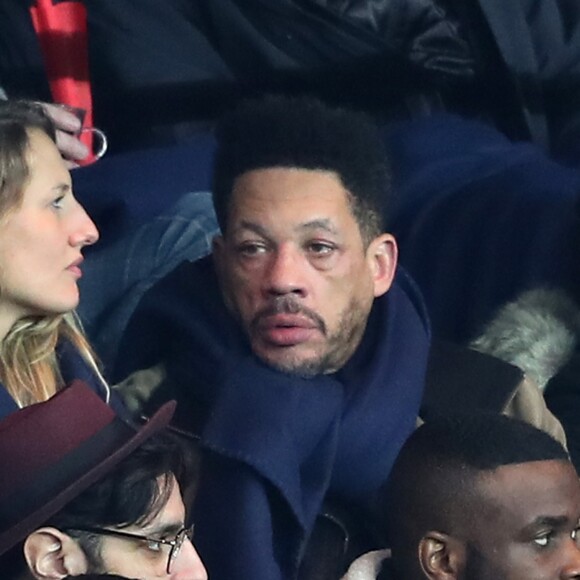 JoeyStarr accompagné d'une amie au match de ligue 1 Paris Saint-Germain (PSG) - AS Monaco (1-1) au Parc des Princes à Paris, le 29 janvier 2017.