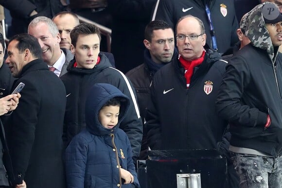 Le prince Albert II de Monaco et son neveu Louis Ducruet lors du match de ligue 1 Paris Saint-Germain (PSG) - AS Monaco (1-1) au Parc des Princes à Paris, le 29 janvier 2017.
