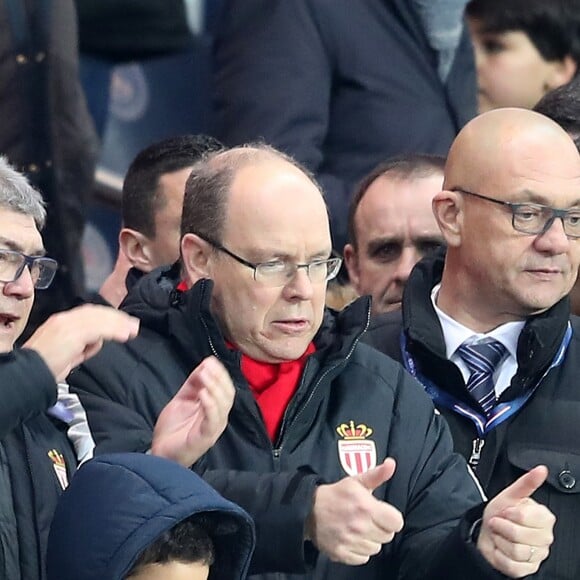 Le prince Albert II de Monaco et son neveu Louis Ducruet lors du match de ligue 1 Paris Saint-Germain (PSG) - AS Monaco (1-1) au Parc des Princes à Paris, le 29 janvier 2017.