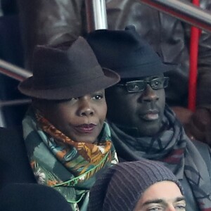 Lilian Thuram et sa compagne Kareen Guiock, Camille Lacourt, Pascal Obispo au match de ligue 1 Paris Saint-Germain (PSG) - AS Monaco (1-1) au Parc des Princes à Paris, le 29 janvier 2017.