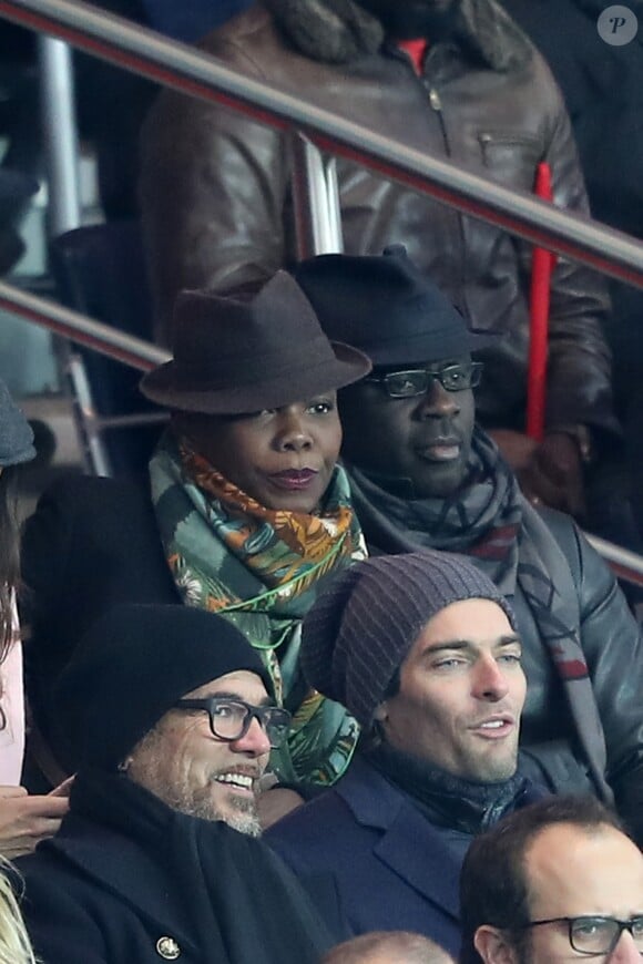 Lilian Thuram et sa compagne Kareen Guiock, Camille Lacourt, Pascal Obispo au match de ligue 1 Paris Saint-Germain (PSG) - AS Monaco (1-1) au Parc des Princes à Paris, le 29 janvier 2017.