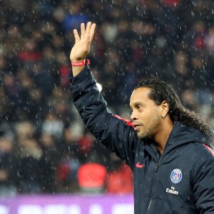 Ronaldinho a donné le coup d'envoi symbolique du match de ligue 1 Paris Saint-Germain (PSG) - AS Monaco (1-1) au Parc des Princes à Paris, le 29 janvier 2017.