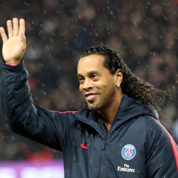 Ronaldinho a donné le coup d'envoi symbolique du match de ligue 1 Paris Saint-Germain (PSG) - AS Monaco (1-1) au Parc des Princes à Paris, le 29 janvier 2017.