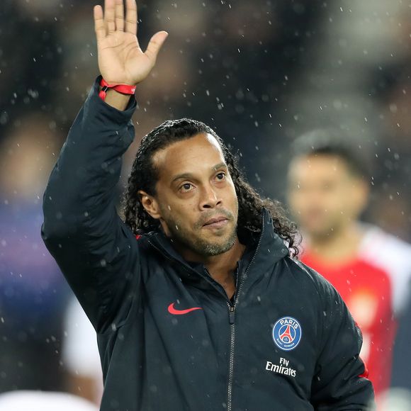 Ronaldinho a donné le coup d'envoi symbolique du match de ligue 1 Paris Saint-Germain (PSG) - AS Monaco (1-1) au Parc des Princes à Paris, le 29 janvier 2017.