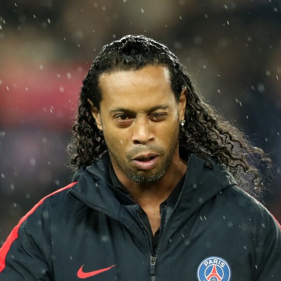 Ronaldinho a donné le coup d'envoi symbolique du match de ligue 1 Paris Saint-Germain (PSG) - AS Monaco (1-1) au Parc des Princes à Paris, le 29 janvier 2017.
