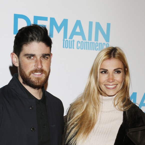 lexandra Rosenfeld (Miss France 2006) et son compagnon Etienne lors de l'avant-première du film "Demain tout commence" au Grand Rex à Paris le 28 novembre 2016.