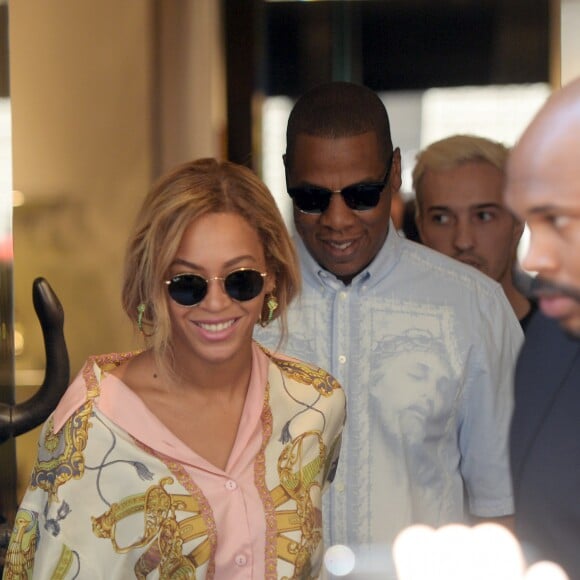 La chanteuse Beyoncé et le chanteur Jay Z sortent du magasin Just Cavalli à Milan, le 18 juillet 2016.