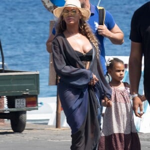 Exclusif - PBeyoncé et son mari Jay Z en vacances sur l'Ile de Lipari en Sicile avec leur fille Blue Ivy le 12 août 2016.