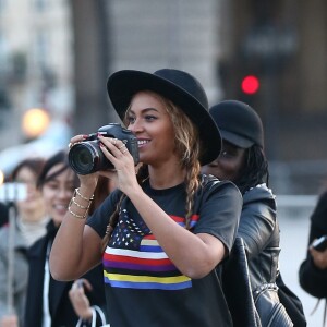 Beyoncé (top Givenchy, chaussures Alaïa), son mari Jay-Z et leur fille Blue Ivy sont allés visiter le musée du Louvre à Paris, le 7 octobre 2014.