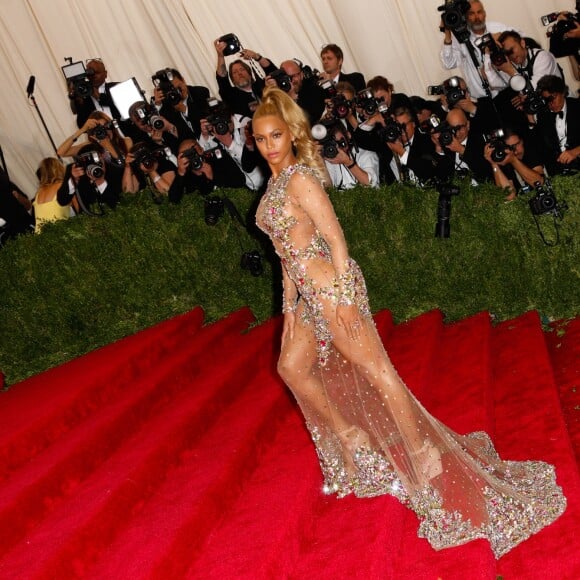 Beyonce Knowles à la Soirée Costume Institute Gala 2015 (Met Ball) au Metropolitan Museum, célébrant l'ouverture de Chine: à travers le miroir à New York. Le 4 mai 2015.