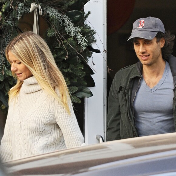 Gwyneth Paltrow se balade avec son petit ami Brad Falchuk dans les rues de Los Angeles, le 10 décembre 2016