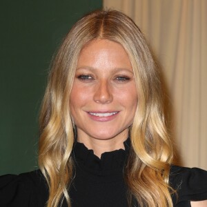 Gwyneth Paltrow dédicace son livre "Its All Easy" à la librairie "Barnes & Noble" à New York, le 12 avril 2016.