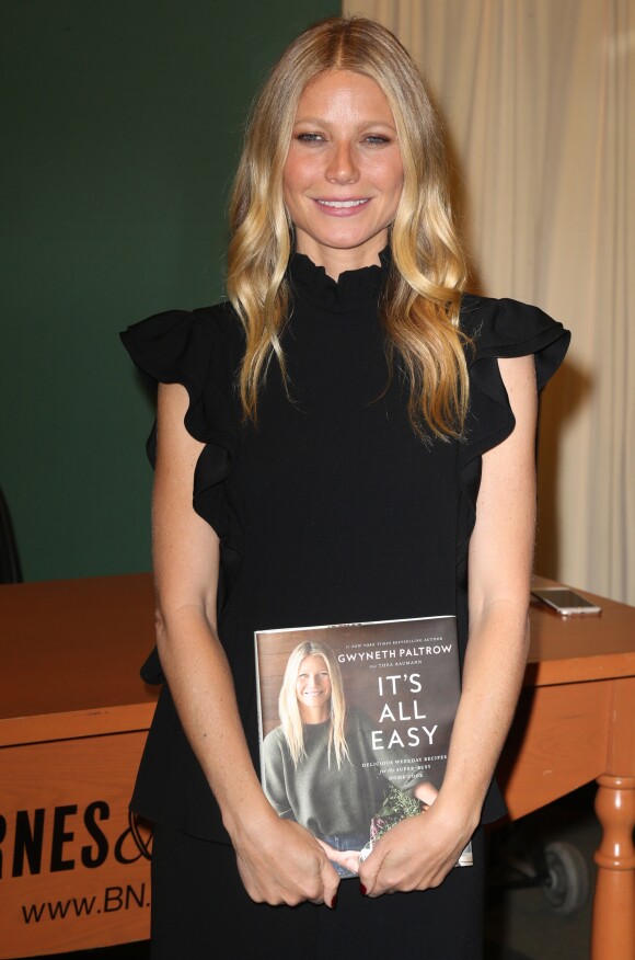 Gwyneth Paltrow dédicace son livre "Its All Easy" à la librairie "Barnes & Noble" à New York, le 12 avril 2016.