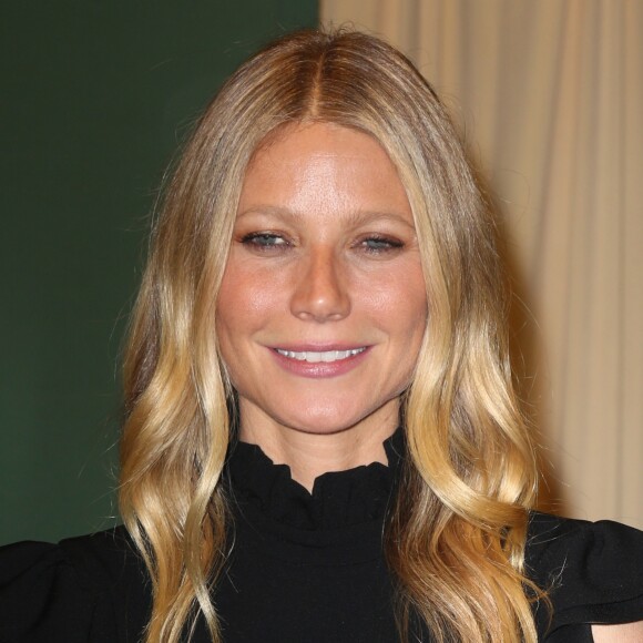 Gwyneth Paltrow dédicace son livre "Its All Easy" à la librairie "Barnes & Noble" à New York, le 12 avril 2016.