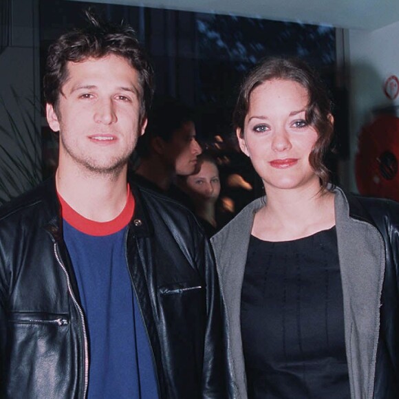 Guillaume Canet et Marion Cotillard sur les Champs-Elysées en 2002